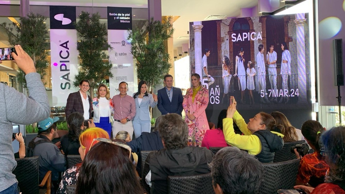 Festeja Sapica 50 años de calzar a los mexicanos