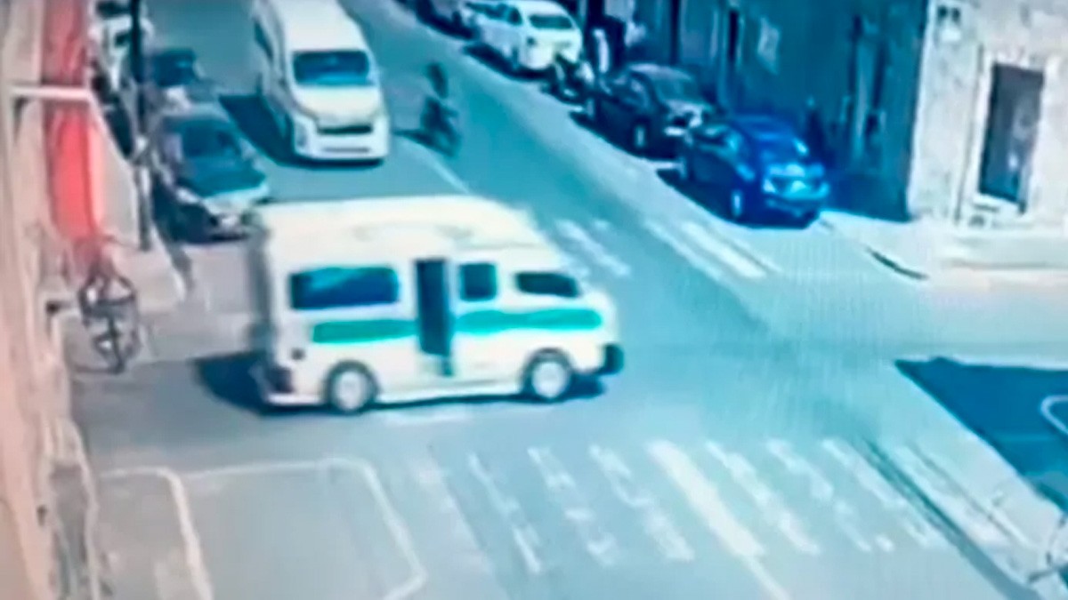 VIDEO Captan fuerte impacto entre motociclista y combi; conductor sale volando