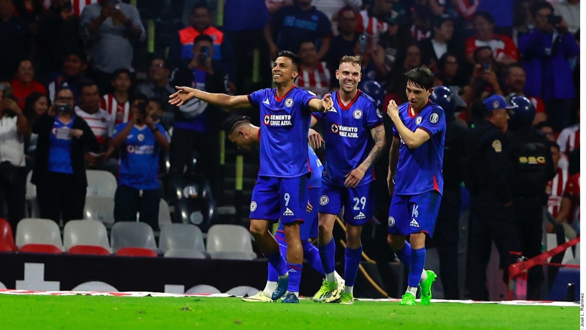 Chivas es goleado 3-0 por Cruz Azul antes del Clásico