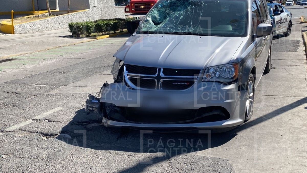 Conductor menor de edad da vuelta prohibida en Fórum y deja grave a motociclista al impactarlo