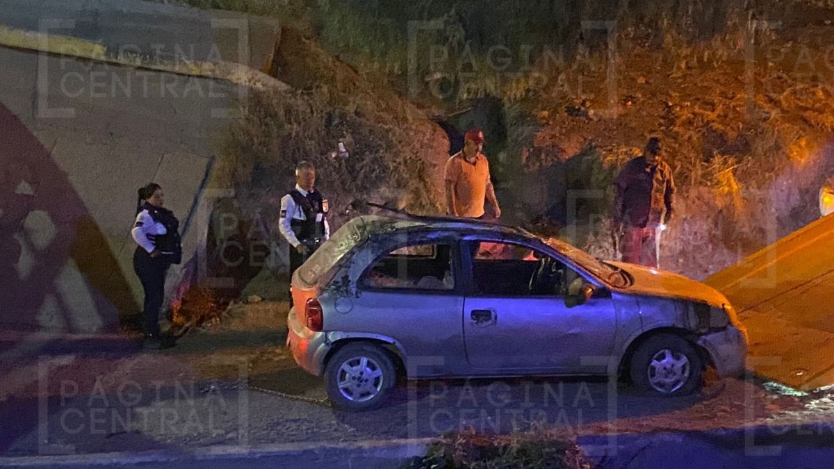 ¡Aparatosa volcadura! Conductor de Chevy pierde el control en el Tajo y vuelca