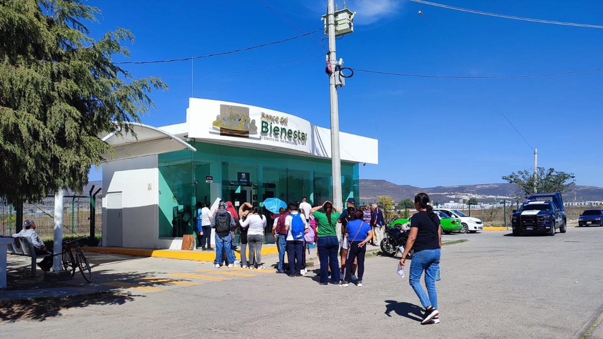 Adultos mayores enfrentan caos en Banco del Bienestar de la colonia Los Ángeles