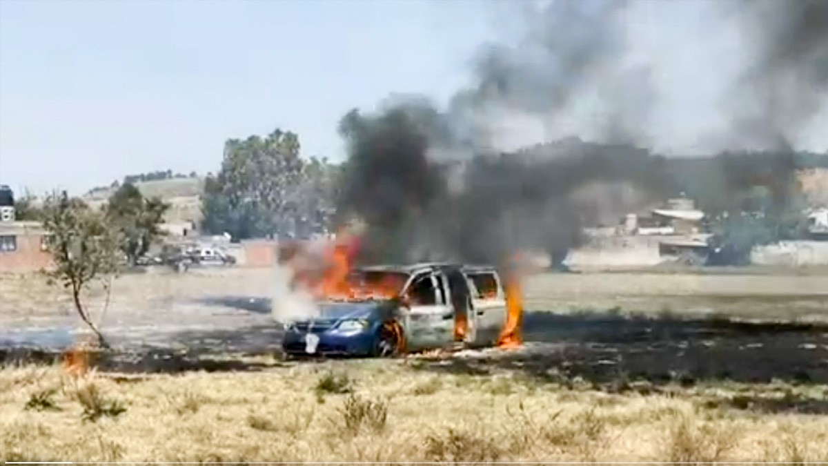 VIDEO Hombre enfrenta a ladrones pero lo matan; pobladores queman camioneta en represalia