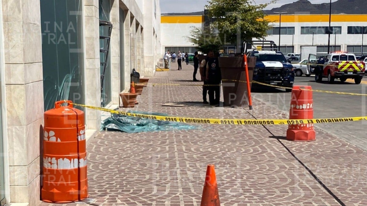 Cae estructura en oficina de Relaciones Exteriores, truena cristales y lesiona a 3 personas