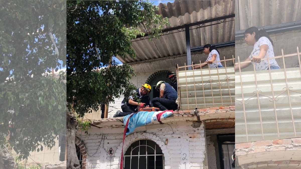 Mujer queda inmóvil tras caer en su casa de la Oriental Anaya; rescatistas la apoyan