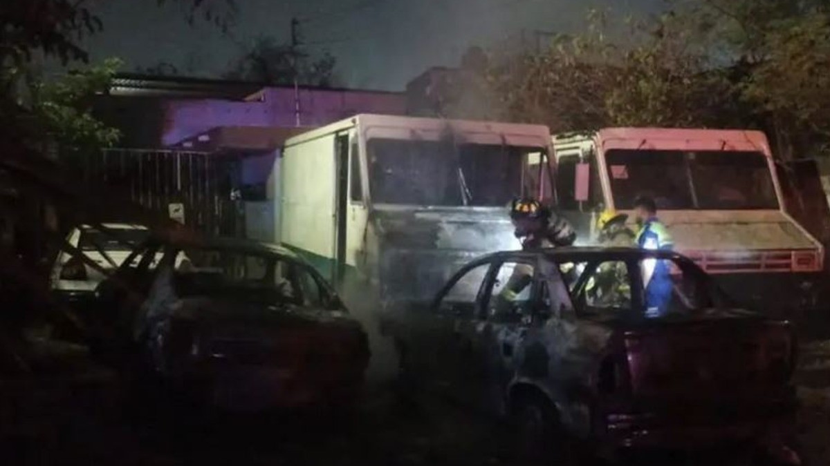 ¡Carne asada termina en incendio de cuatro autos!