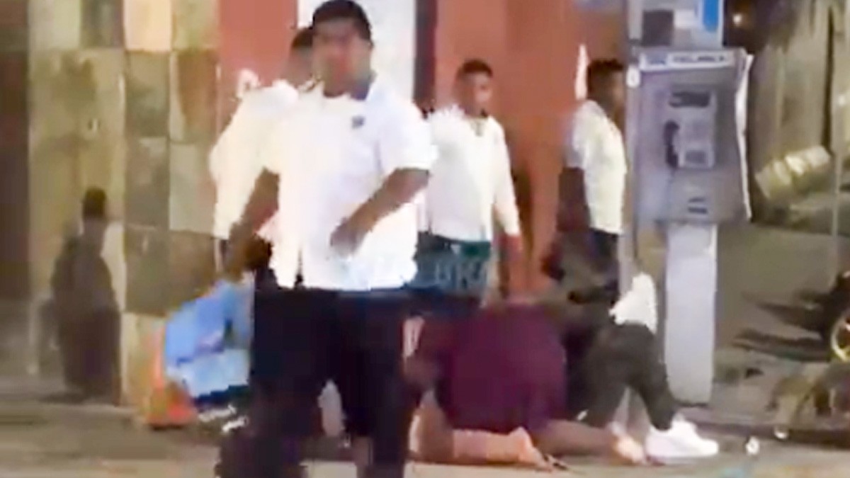 VIDEO Taxistas dan brutal golpiza a pareja de turistas en Playa del Carmen