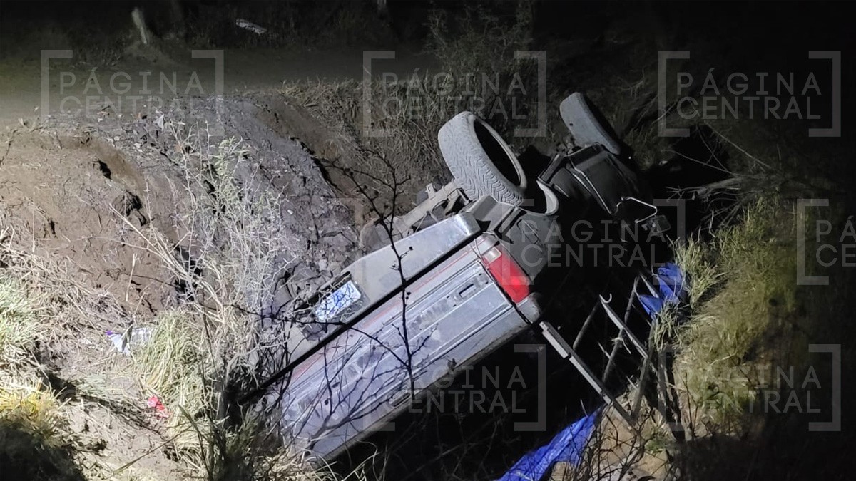 Camioneta con 17 personas se vuelca cerca de Comanjilla; hay 3 heridos graves