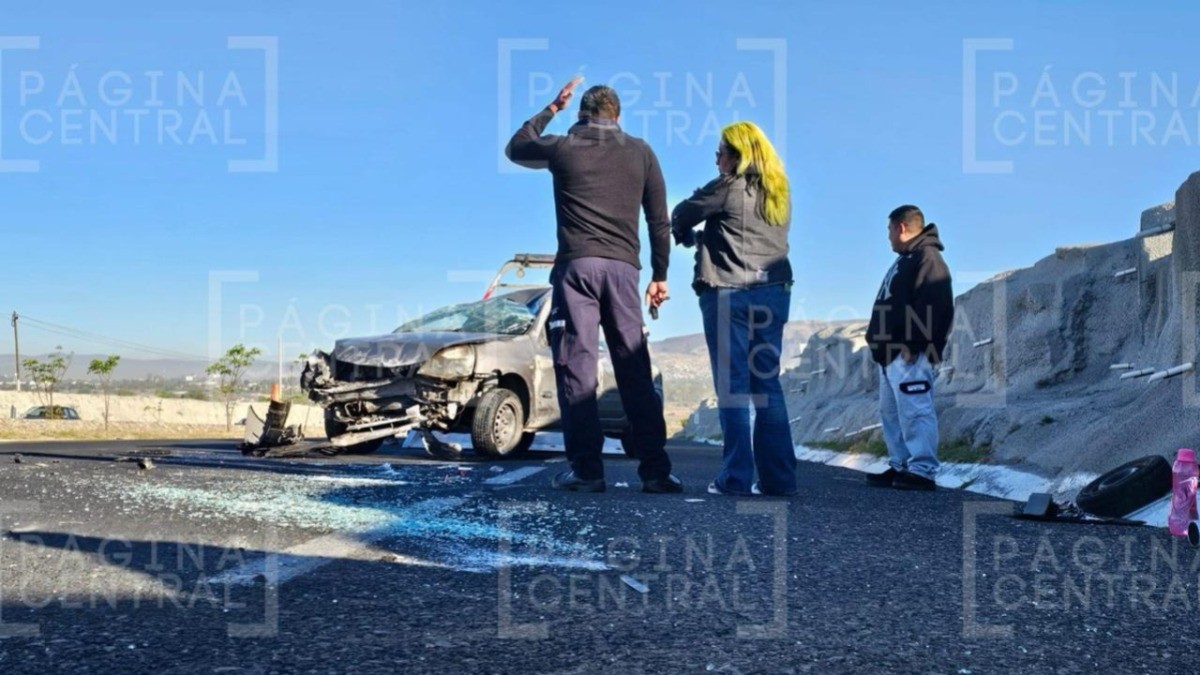 Mujer conducía por el Eje Metropolitano y volcó cuando se le atravesó un motociclista