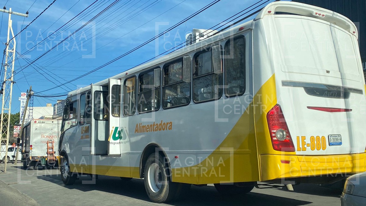 Camioneta de Bonafont y camión urbano chocan en la colonia San Isidro
