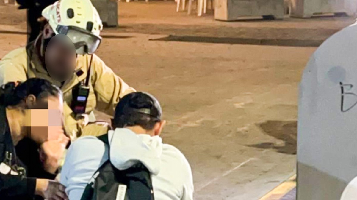 Novia tira regalo de su pareja a la basura; este queda atorado al intentar sacarlo