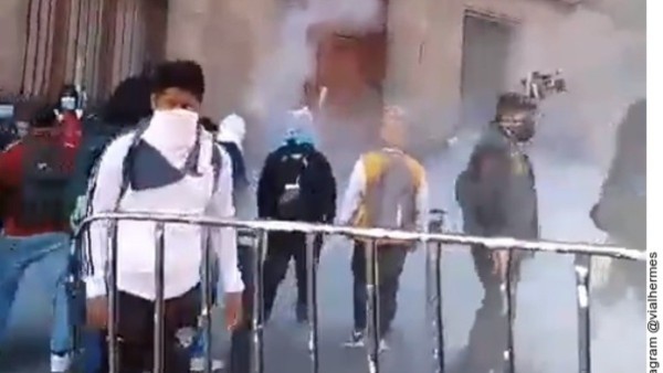 Rompen normalistas puerta de Palacio; intentan irrumpir