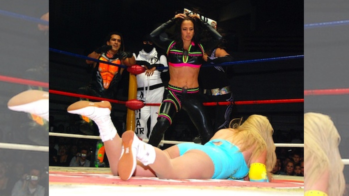 Esta bella y polémica actriz se convertirá en luchadora para “hacer varo”