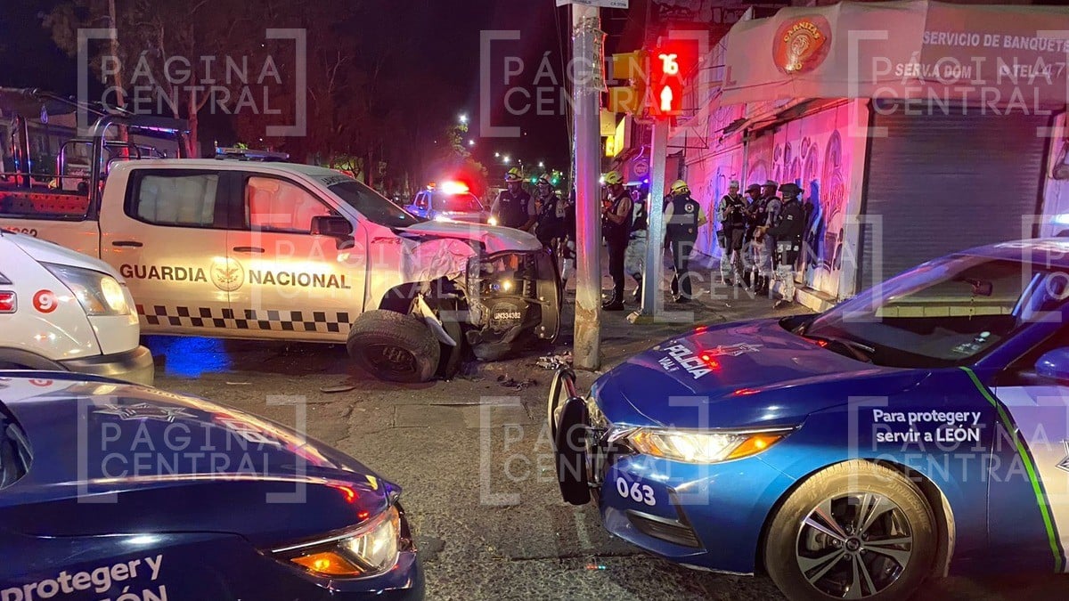 Patrulla de la Guardia Nacional se pasa un alto y choca contra un auto; hay ocho heridos