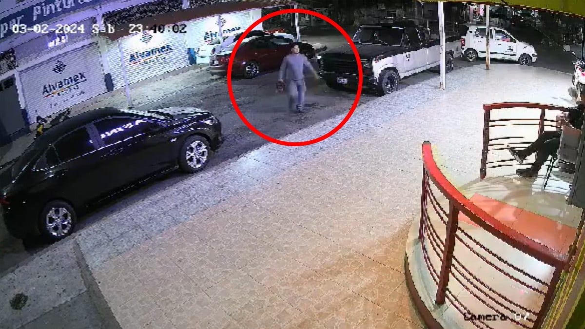 VIDEO Hombre entra a un bar con una motosierra y amenaza a los presentes