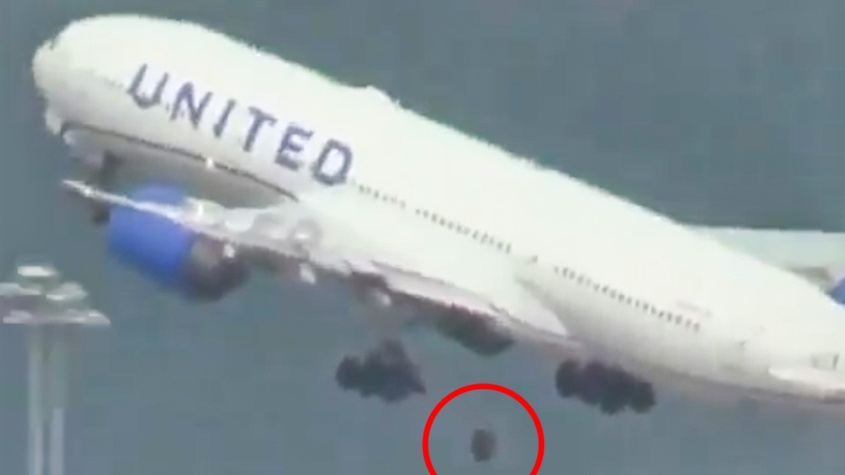 VIDEO Avión pierde una llanta durante despegue e impacta a varios vehículos