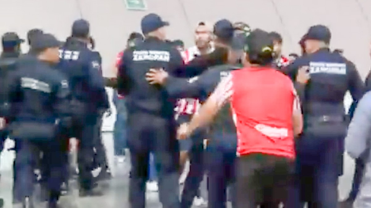 VIDEO Graban a aficionado de Chivas mientras golpea por la espalda a policía