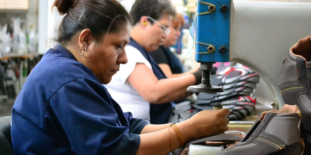 Por cada 100 pesos que gana un hombre, a una mujer solo le pagan 65