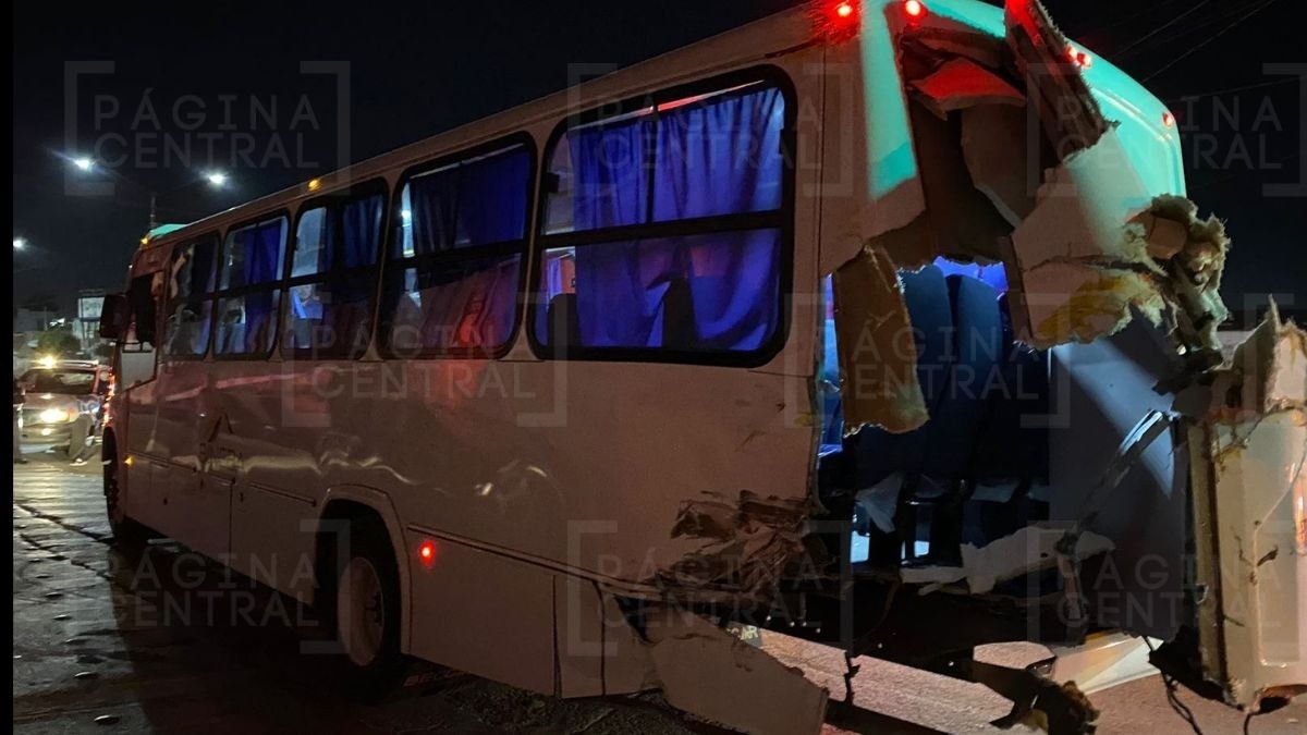 ¡Otro trenazo! Conductora de camión de personal intenta ganar el paso y choca en Cementos