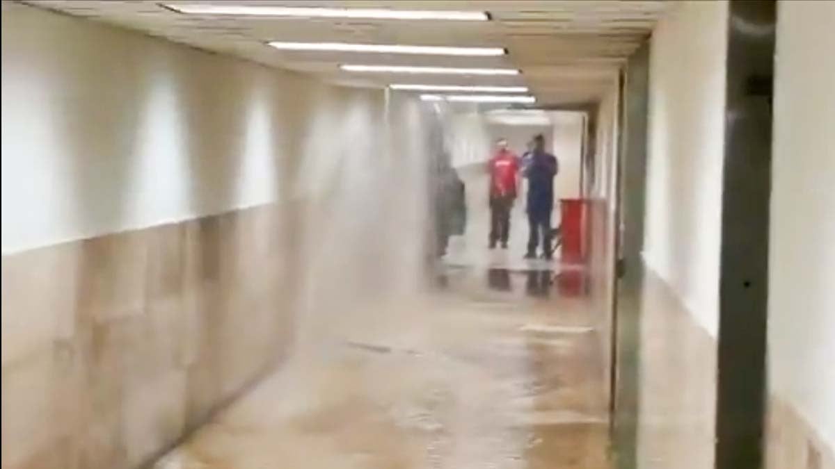 VIDEO ¿Salud de primer mundo? Fuga en hospital del IMSS provoca cascada en Urgencias