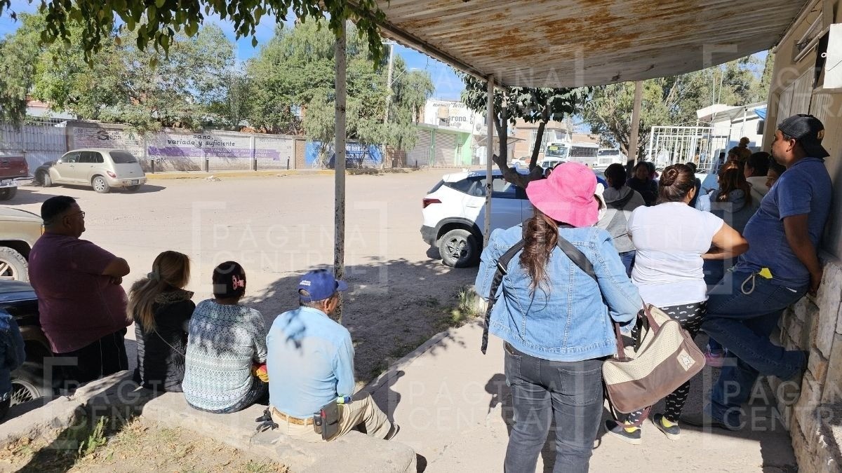Papás exigen destitución de directora de la única escuela que hay en Lagunillas
