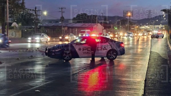 Atropella y mata a joven en el distribuidor vial, huye, pero regresa y lo detienen policías