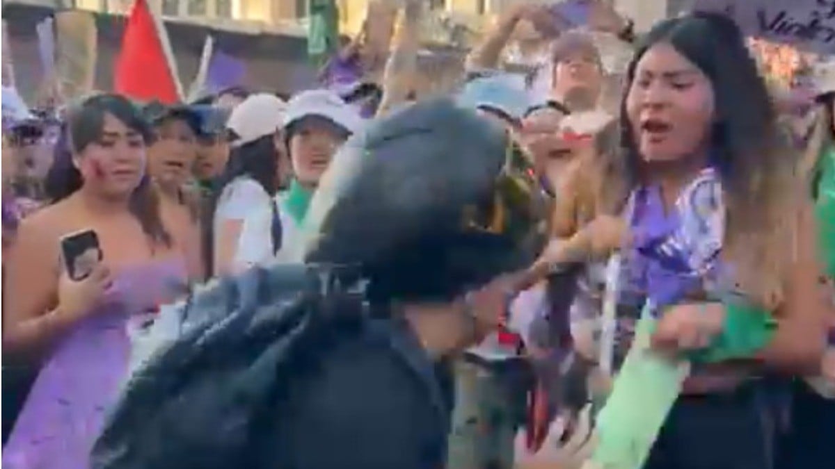 VIDEO Motociclista golpea a manifestantes del M8 en la CDMX y desata indignación