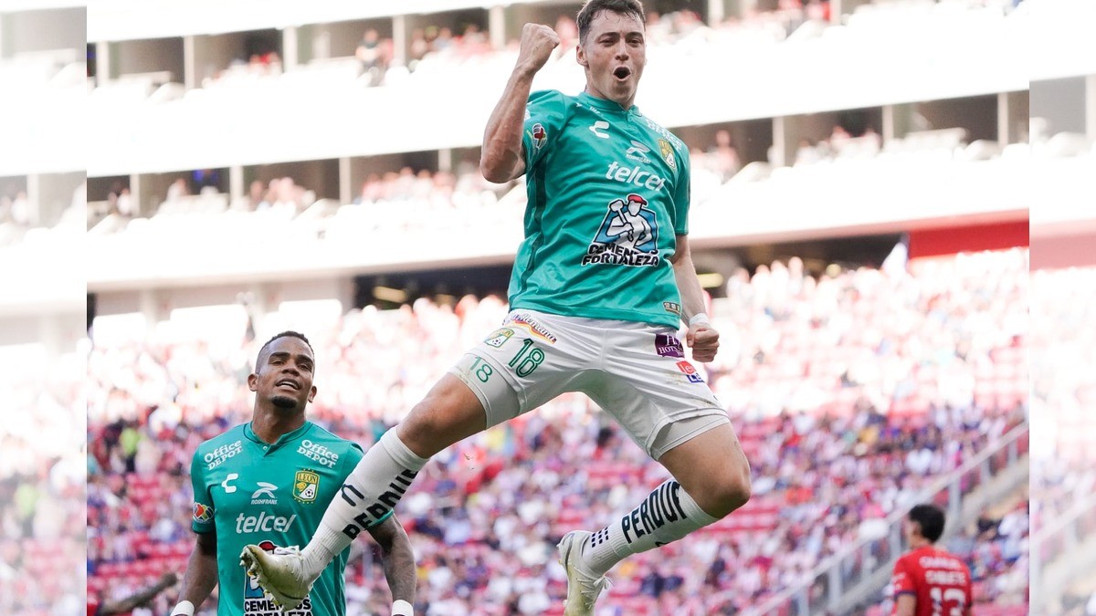 ¡Con todo y Chicharito! la Fiera vence a Chivas en el Akron