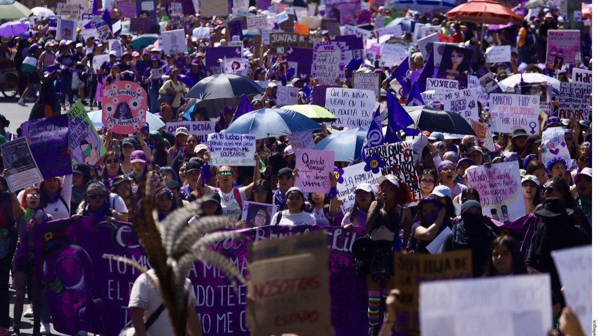 Desbordan calles y plantan bandera