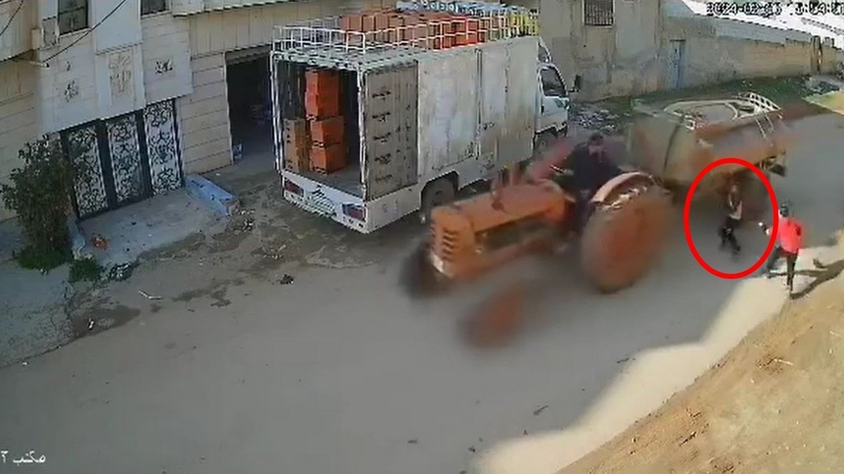 VIDEO Niño sobrevive tras ser arrollado por tractor cuando jugaba