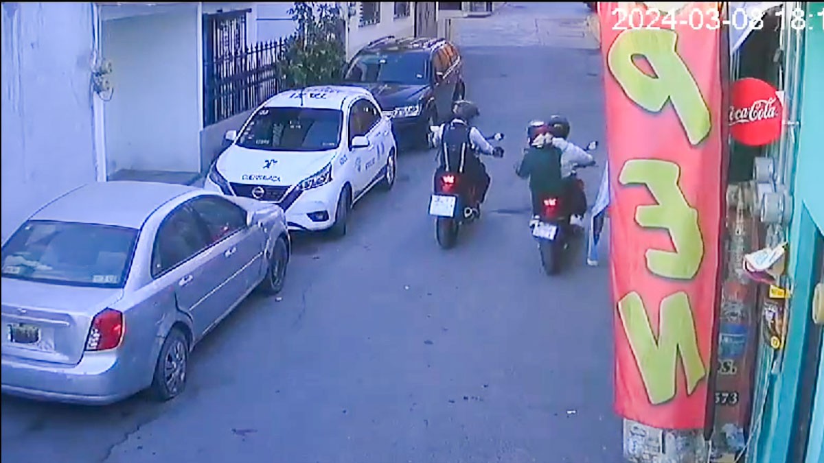 VIDEO Captan a ladrones mientras roban motocicleta a plena luz del día