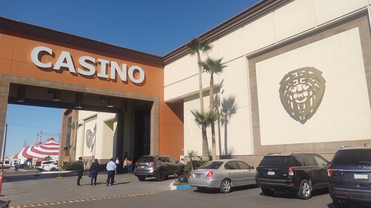 Arrestan a jóvenes por encerrar a bebé de un año en la camioneta mientras ellos apostaban