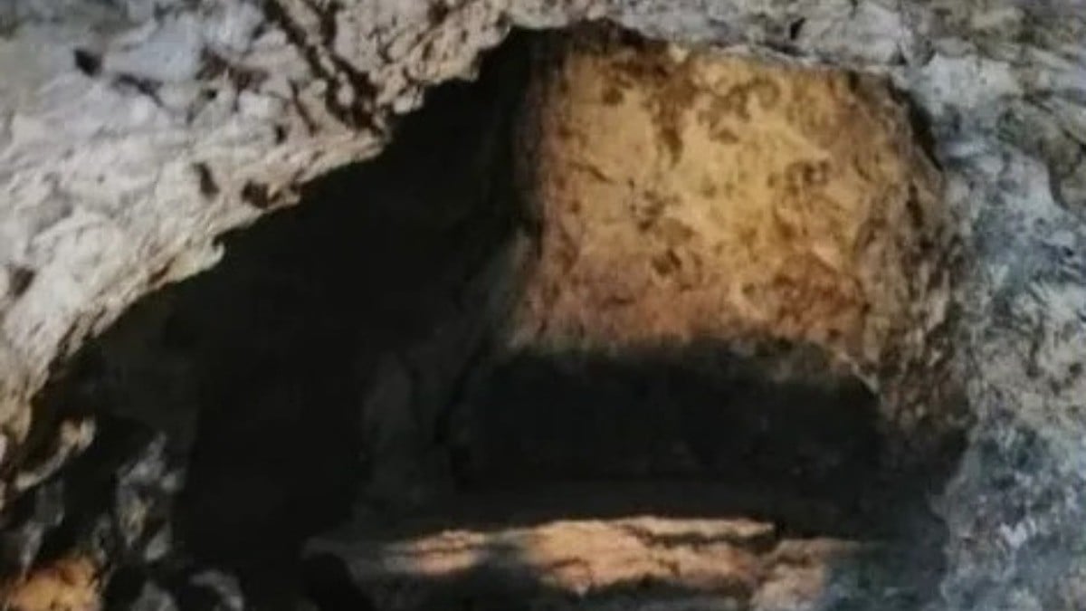 Encuentran extraño cráneo humano con colmillos en cueva mexicana