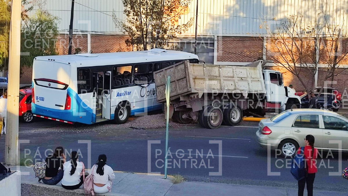 ¡Carambola! Tolva provoca choque entre camión urbano y auto en San José de Piletas