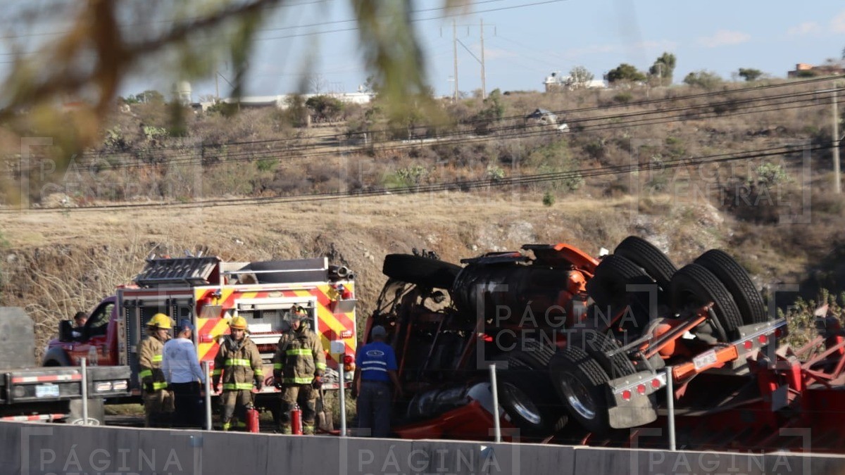 Trailero se habría quedado dormido y vuelca en la Curva del Pato
