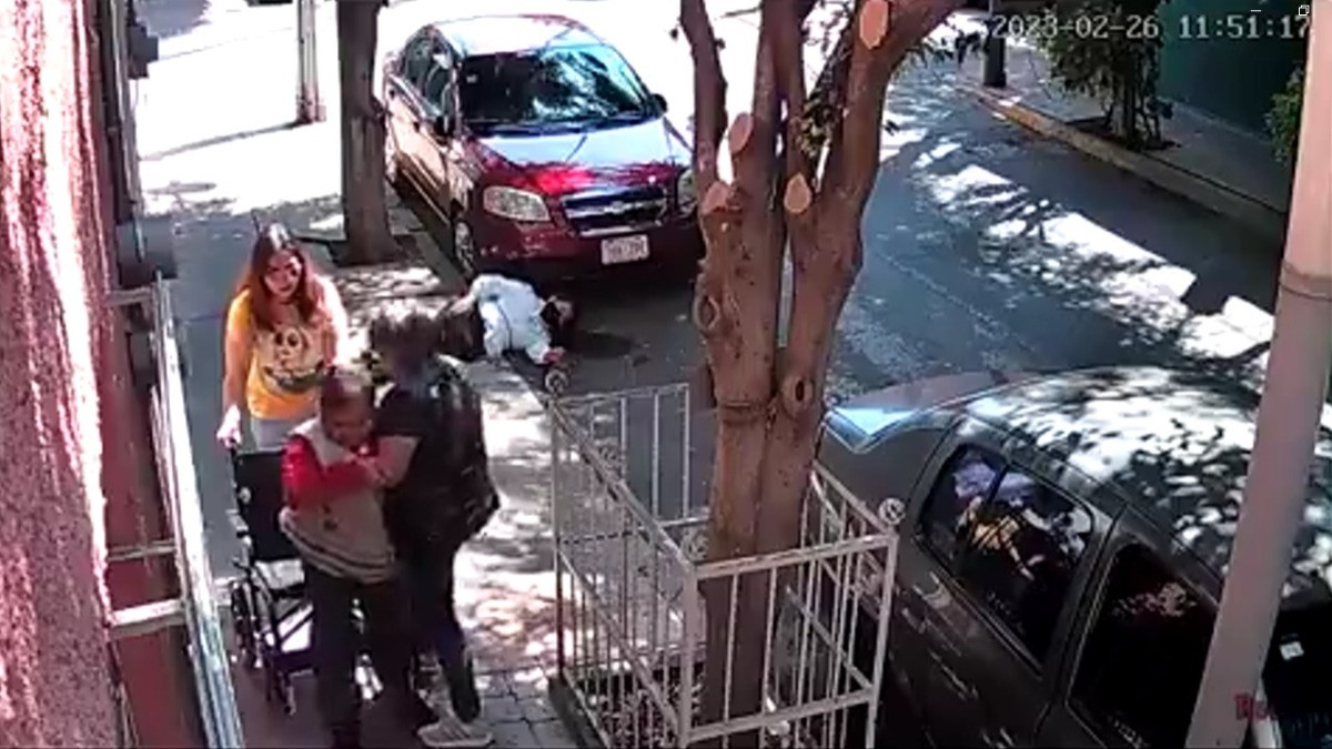 VIDEO Las calles son un peligro: captan cómo cae abuelita y no puede levantarse
