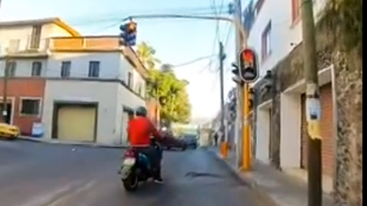 VIDEO ¡Atrapado en flagrancia! Moto se pasa el rojo sin ver que tránsito venía detrás