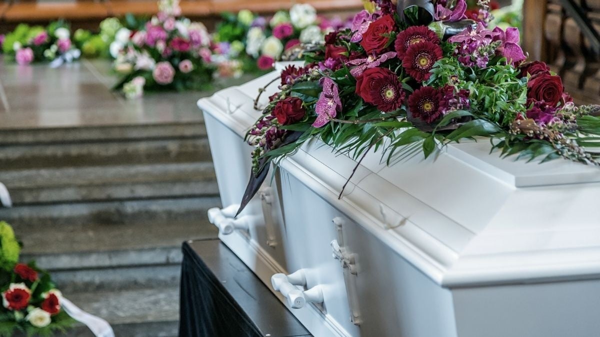 ¡Desgarrador! Papá carga ataúd de su bebé y sus hijos le ayudan con las flores