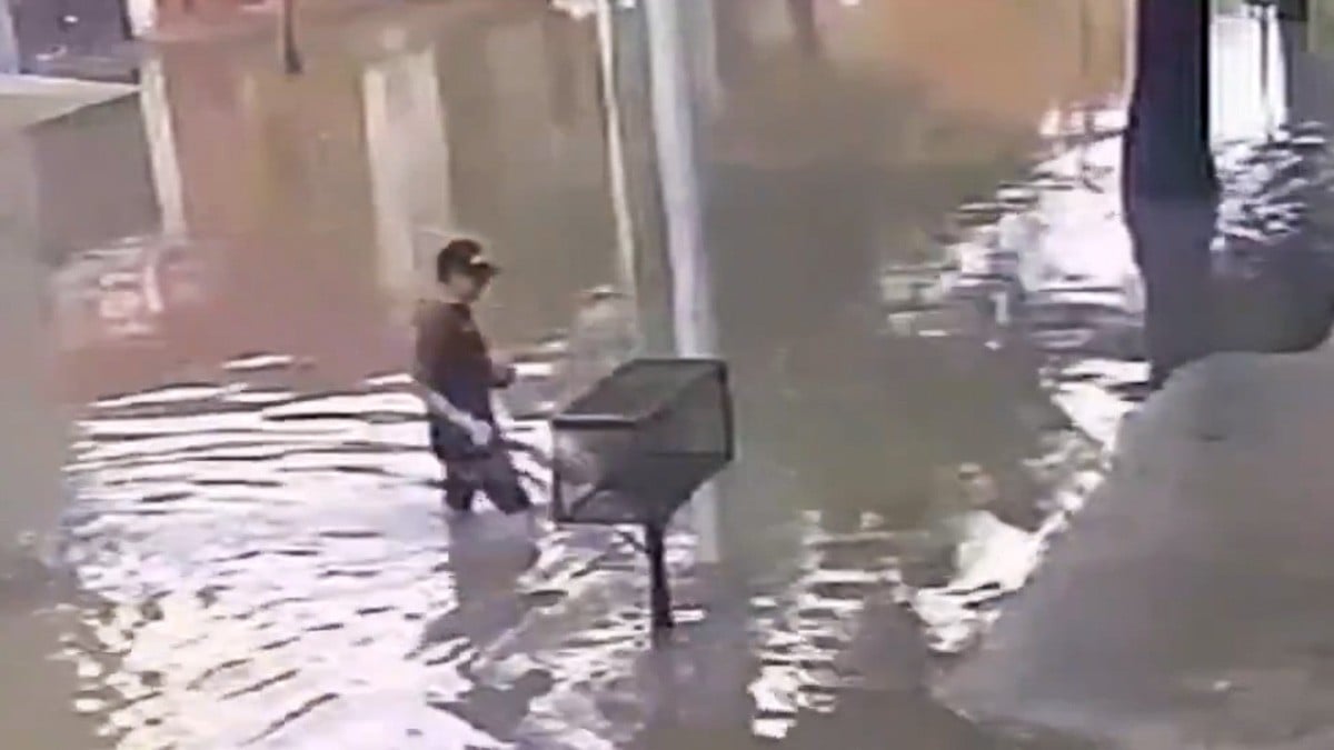 VIDEO Joven de 14 años recibe descarga eléctrica al tocar un poste en una inundación