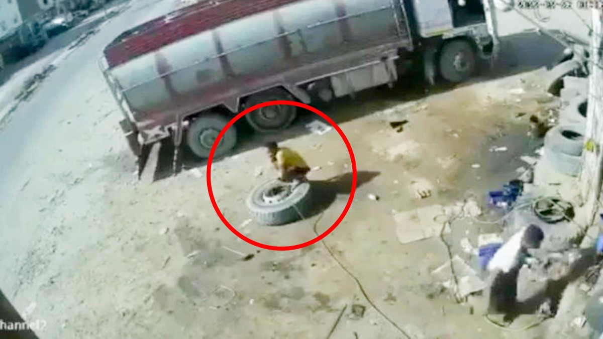 VIDEO Se ganaba ‘el pan de cada día’. Trabajador muere al explotarle un neumático en el rostro