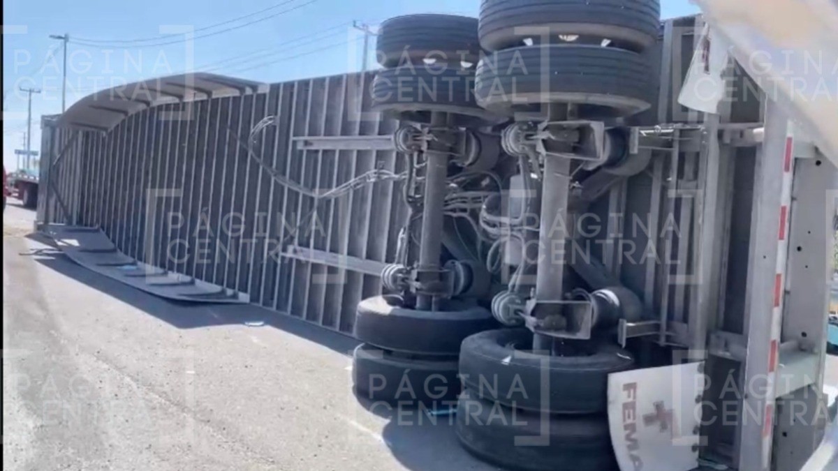 ¡Le ganó el peso! Vuelca tráiler frente a GM y se riegan autopartes en la carretera