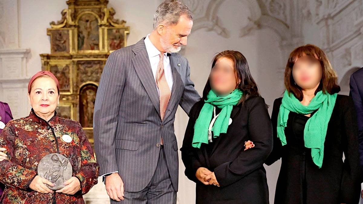 Elogia Rey de España tarea de buscadoras