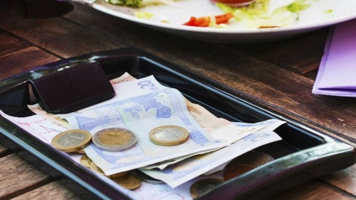 ¿La propina es obligatoria? Mesero la devuelve porque le faltaron 6 pesos