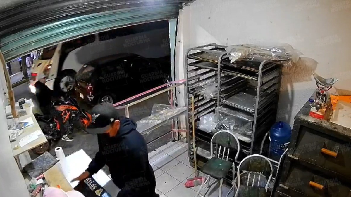 VIDEO Captan asalto a mano armada contra una panadería; se llevan dinero y una moto