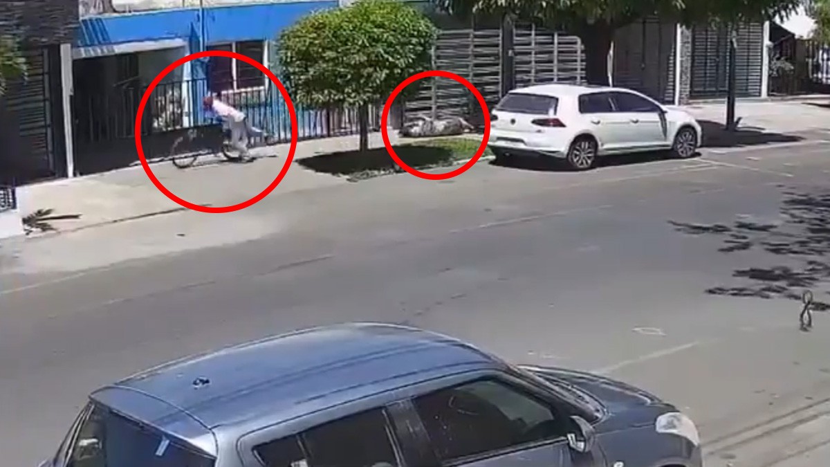 VIDEO Mujer caminaba por la calle cuando ciclista intenta robar su bolso; quedó lesionada