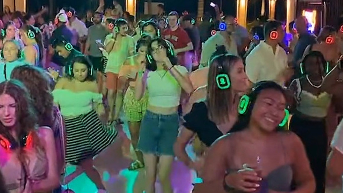 Las ‘fiestas silenciosas’, la tendencia que te hará bailar sin molestar al vecino