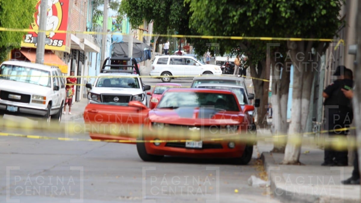 Atacan auto en el que viajaba con su joven hija en la Obrera; muere el papá y otro hombre