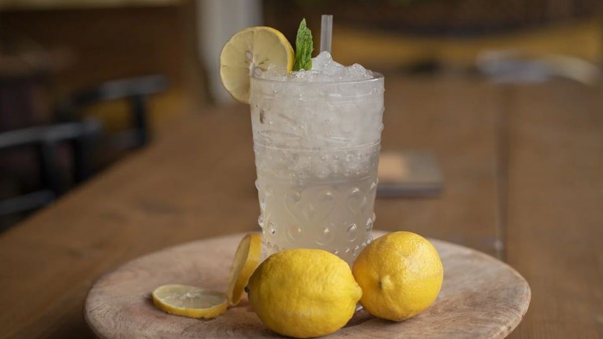 ¿Te gusta el agua mineral con limón? Esto es lo que provoca en tu cuerpo