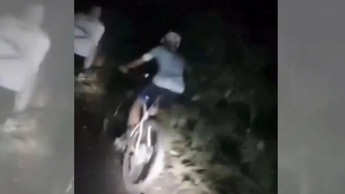 VIDEO Ciclistas se topan con extraña aparición en sendero nocturno