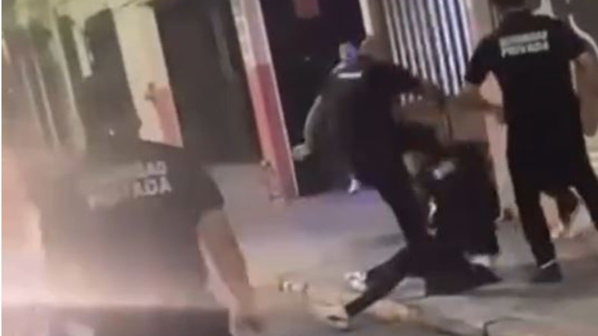 Filtran videos de brutal golpiza por cadeneros a clientes, afuera del bar Chabola